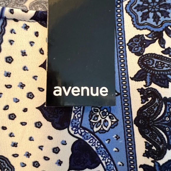 AVENUE SZ 20 SLEEVELESS ASYMMETRICAL BLU PAISLEY PRINT TOP - Picture 3 of 9